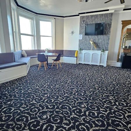 Oyo Marine Parade Hotel, Eastbourne Pier Bagian luar foto
