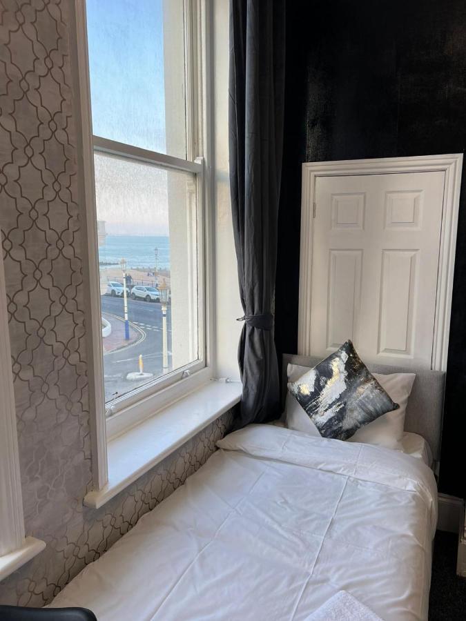 Oyo Marine Parade Hotel, Eastbourne Pier Bagian luar foto