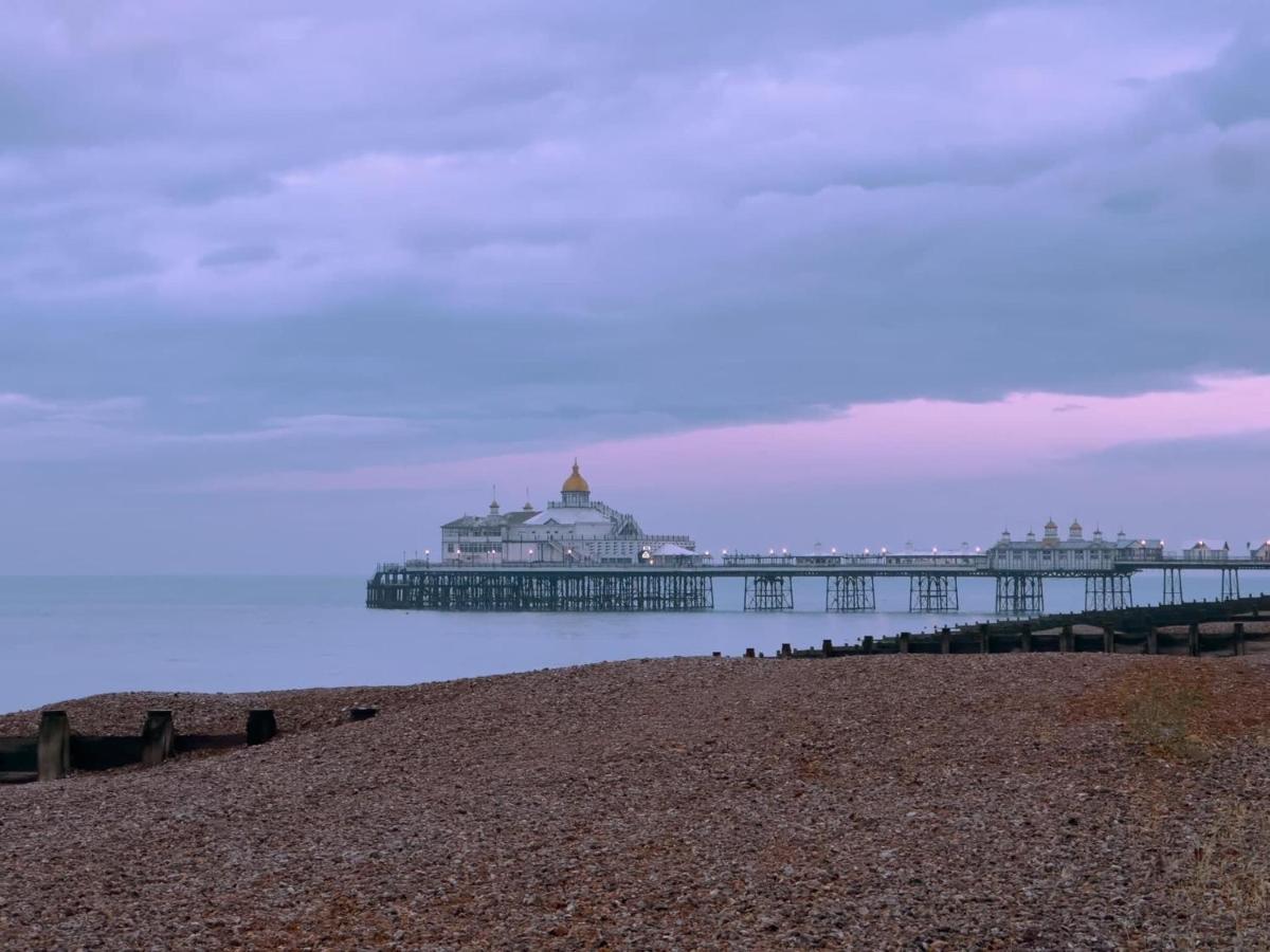 Oyo Marine Parade Hotel, Eastbourne Pier Bagian luar foto