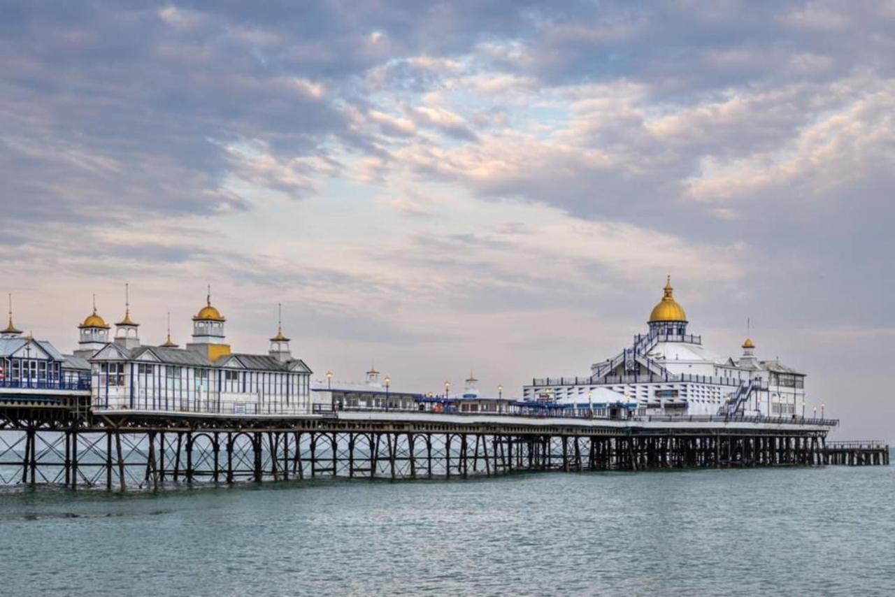 Oyo Marine Parade Hotel, Eastbourne Pier Bagian luar foto
