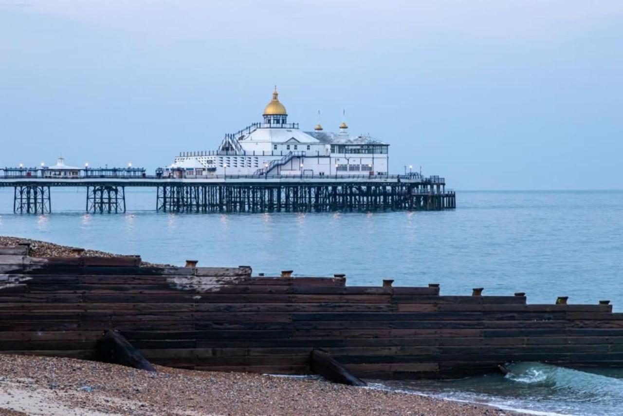 Oyo Marine Parade Hotel, Eastbourne Pier Bagian luar foto