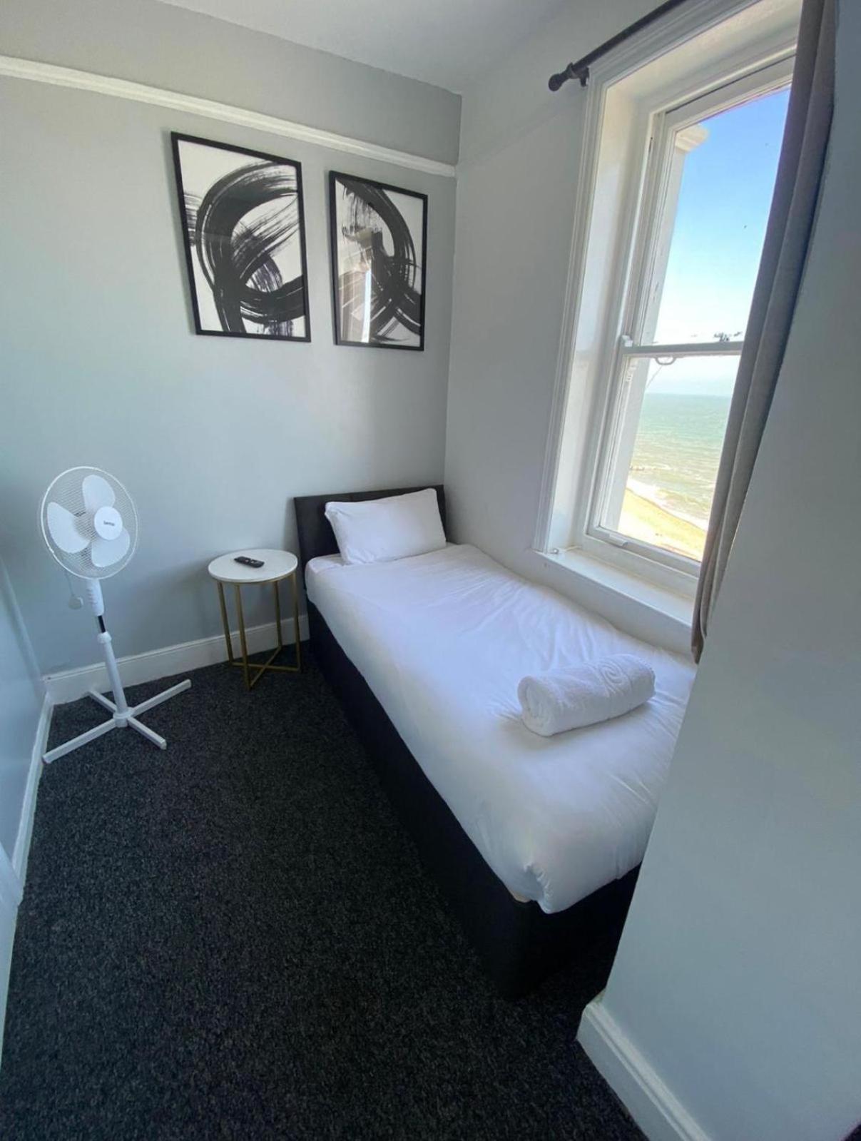 Oyo Marine Parade Hotel, Eastbourne Pier Bagian luar foto