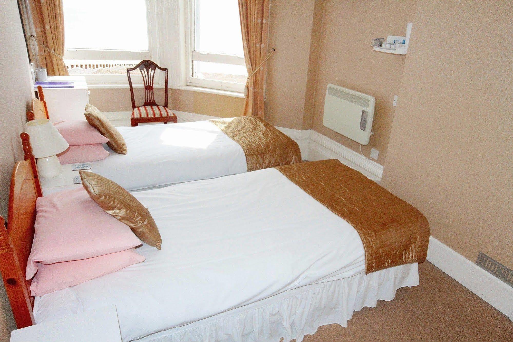 Oyo Marine Parade Hotel, Eastbourne Pier Bagian luar foto