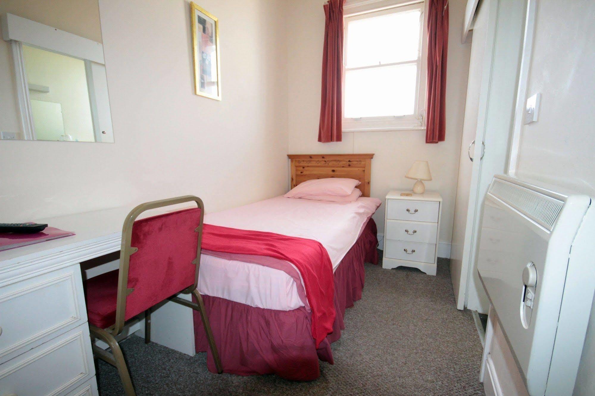 Oyo Marine Parade Hotel, Eastbourne Pier Bagian luar foto